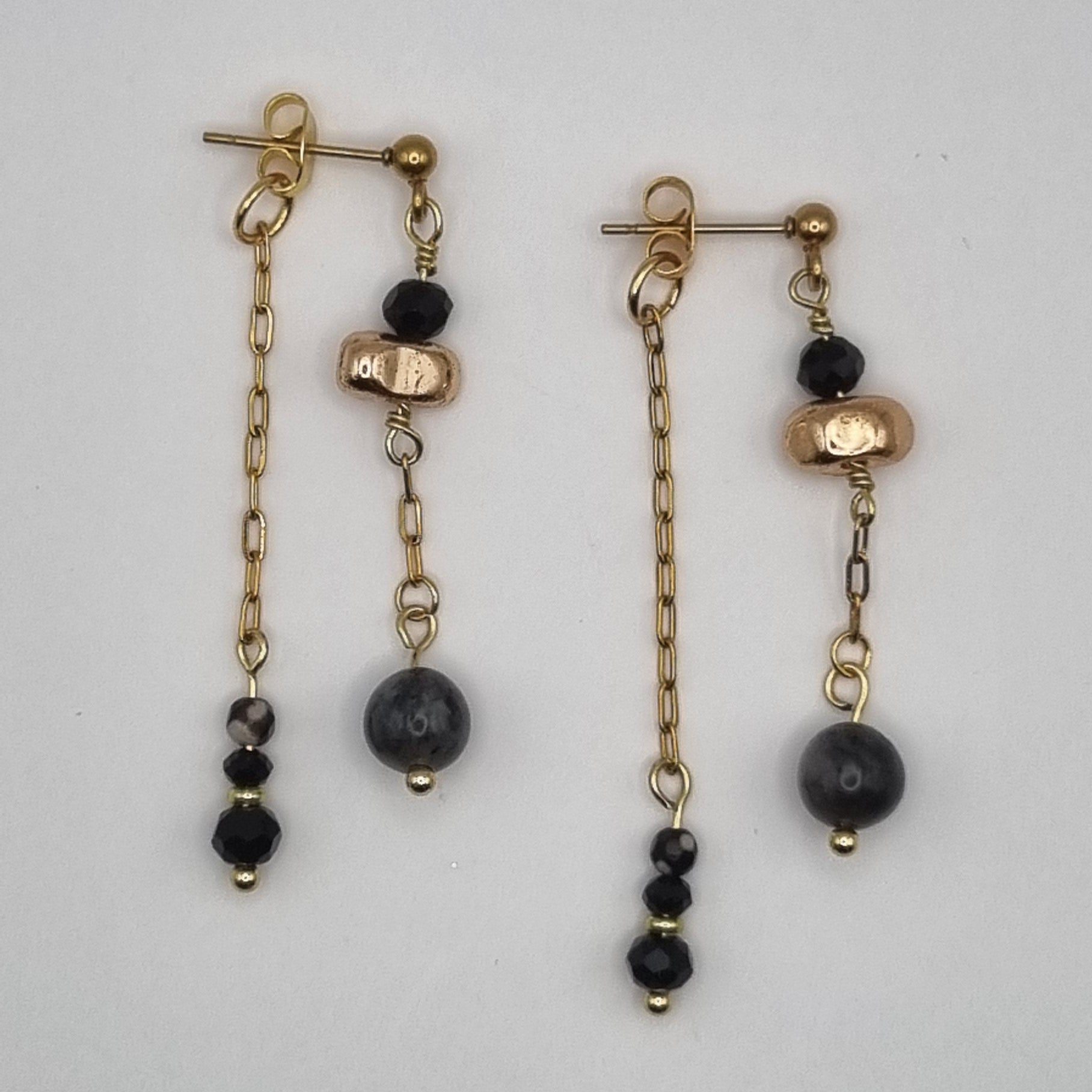 BY_SANNE_oorbellen_dubbel_met_kralen_zwart