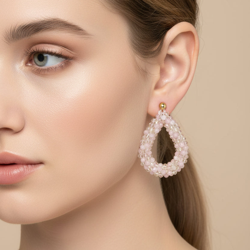 Druppelvormige oorbellen statement BY SANNE lichtroze model