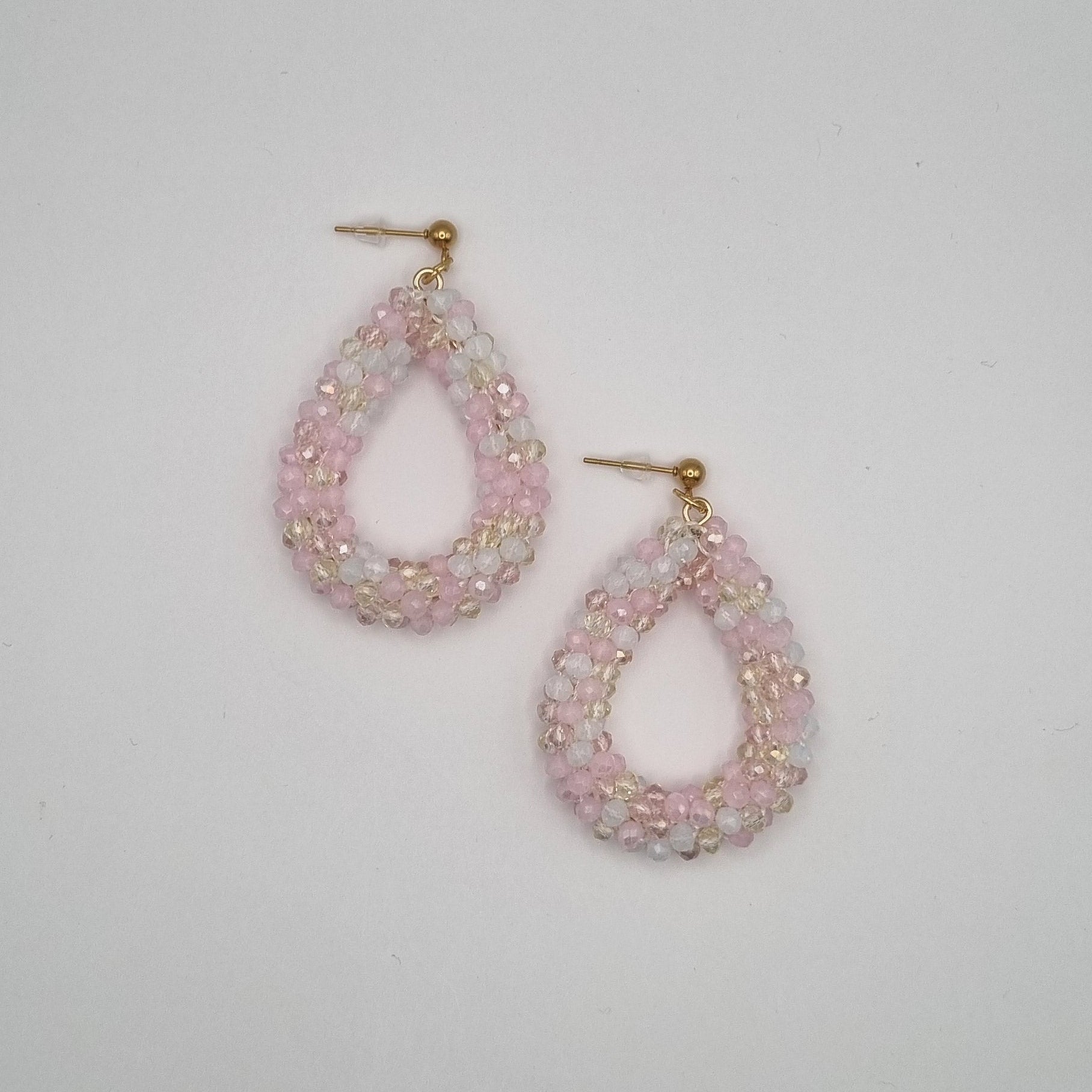 Druppelvormige oorbellen statement BY SANNE roze