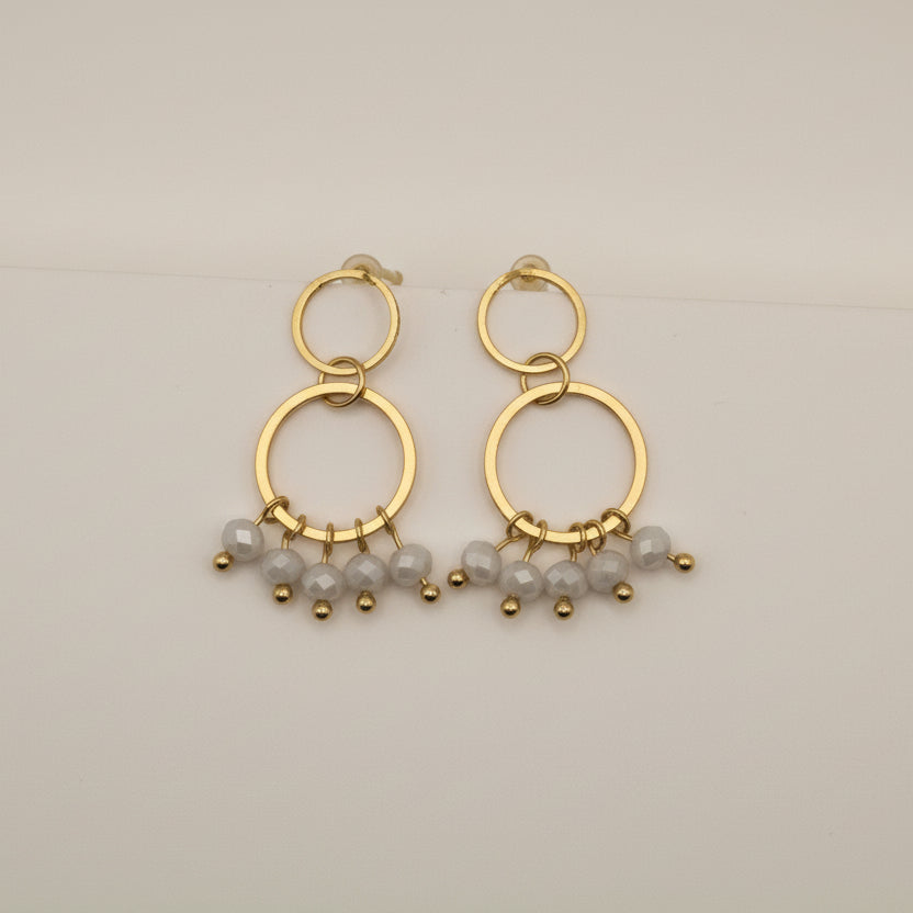 Oorbellen cirkels met kralen wit RVS BY SANNE