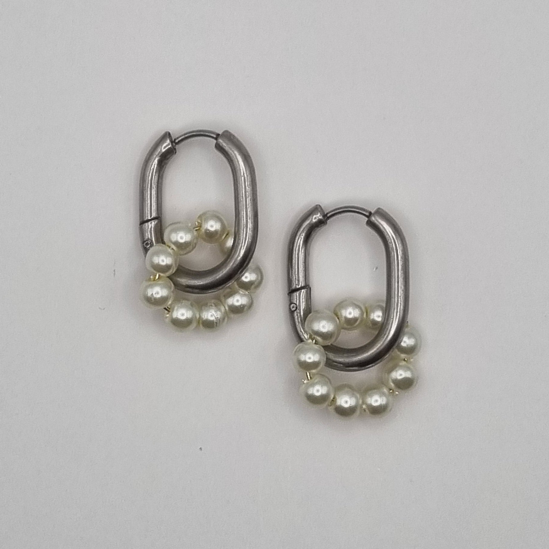 Oorbellen met bloem BY SANNE RVS zilver parel