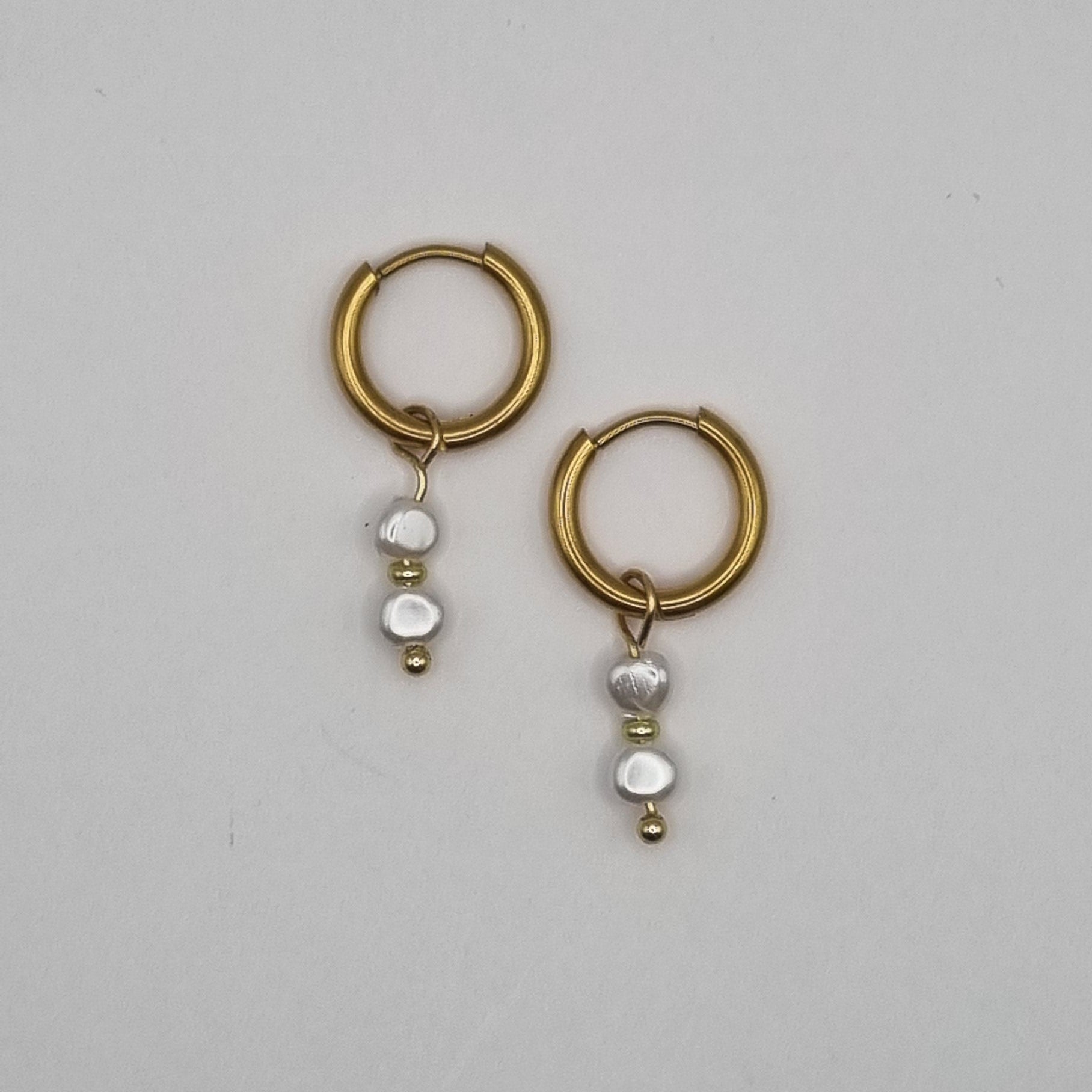 Oorbellen met pareltjes oorringen BY SANNE goud RVS