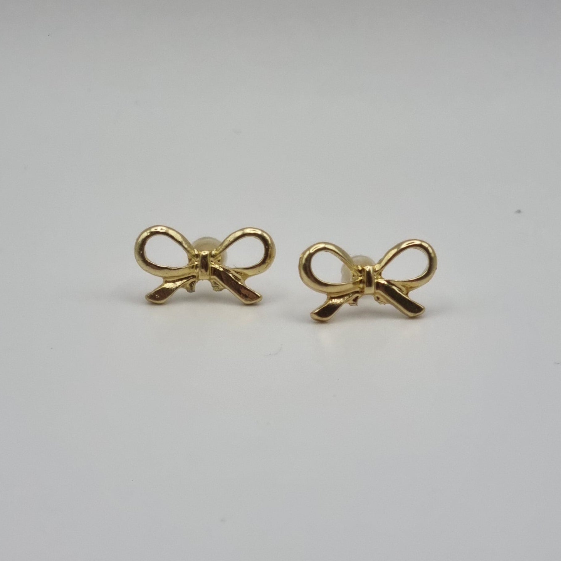 Oorknopjes studs strik goud RVS BY SANNE