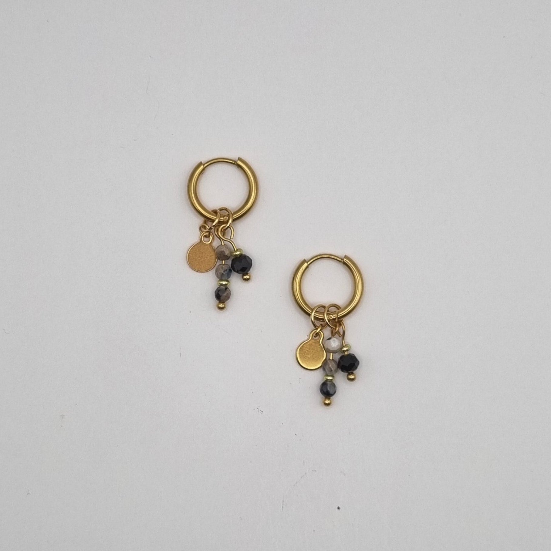 Oorringen RVS zwarte kralen BY SANNE goud