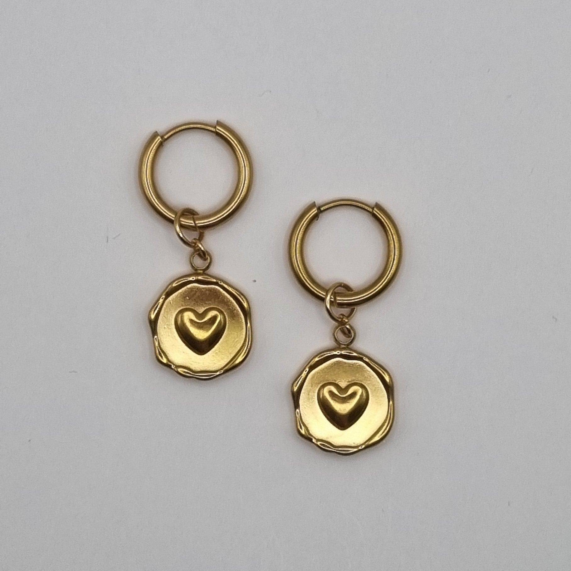 Oorringen met hanger zegel hart BY SANNE goud