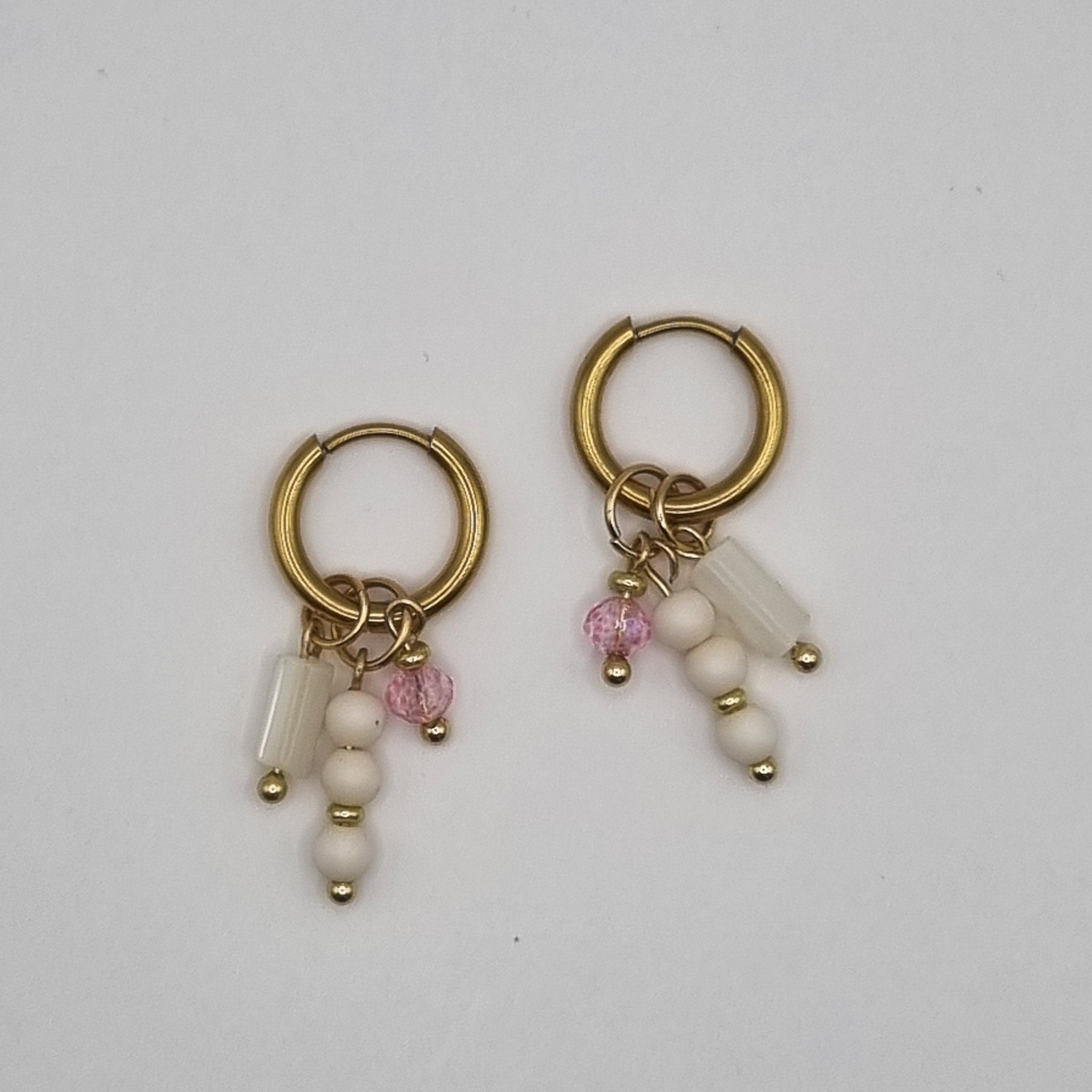 Oorringen nude roze kralen BY SANNE goud