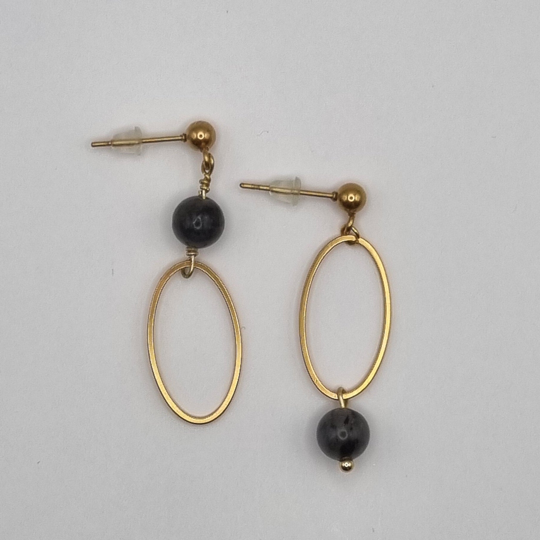 RVS oorbellen asymetrisch BY SANNE RVS labradoriet