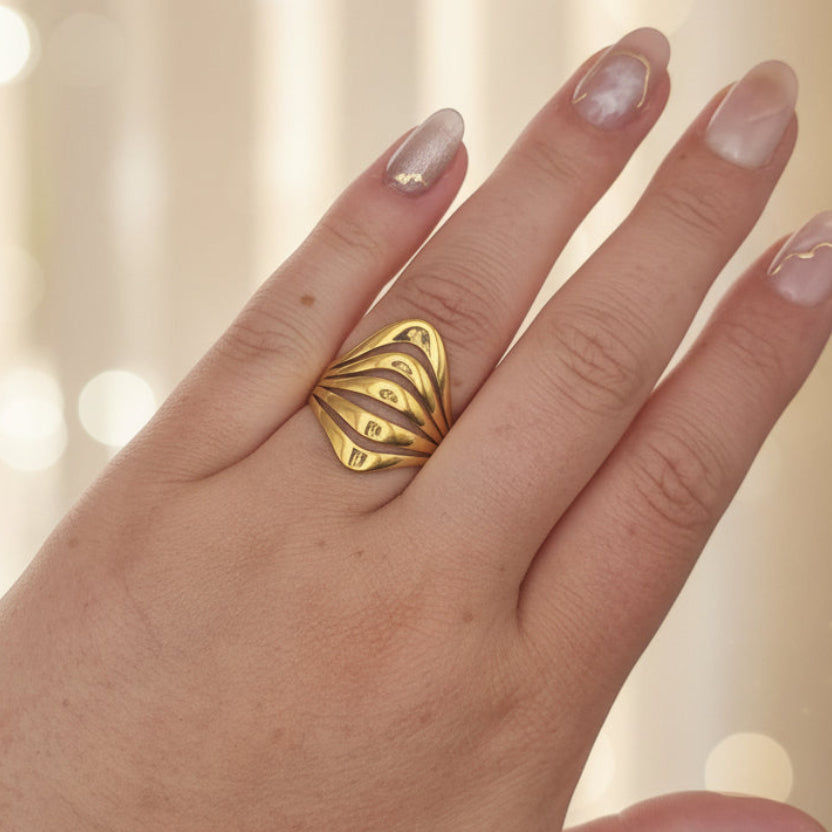 RVS statement ring Armour BY SANNE model