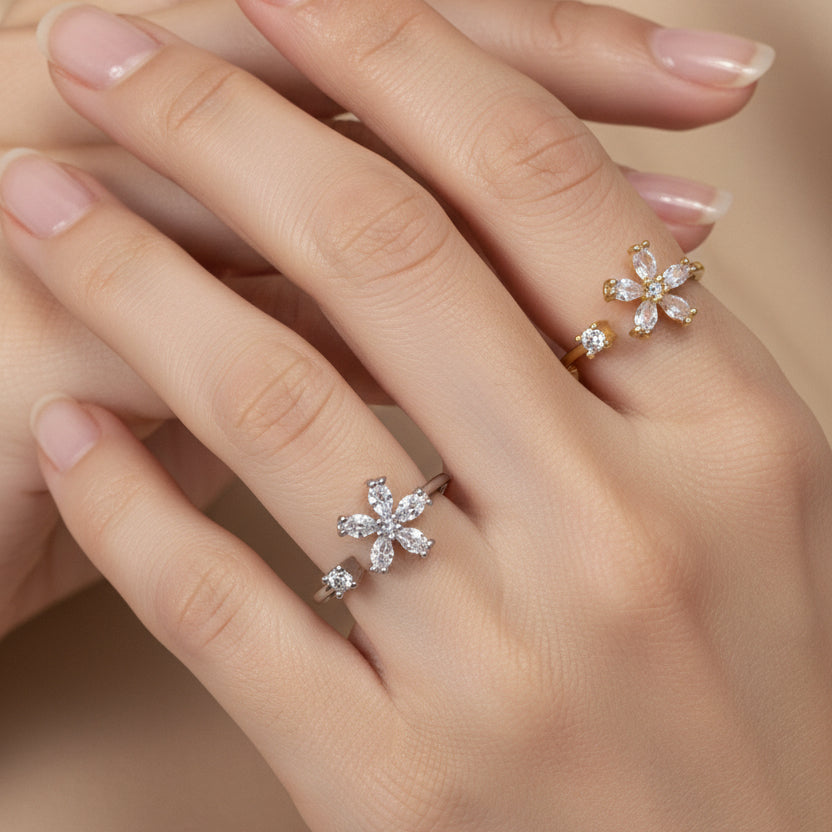 Verstelbare RVS ring met zirconia bloem BY SANNE