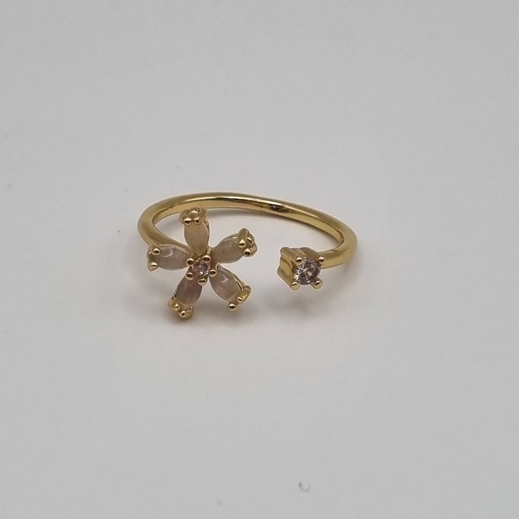 Verstelbare RVS ring met zirconia bloem goud BY SANNE